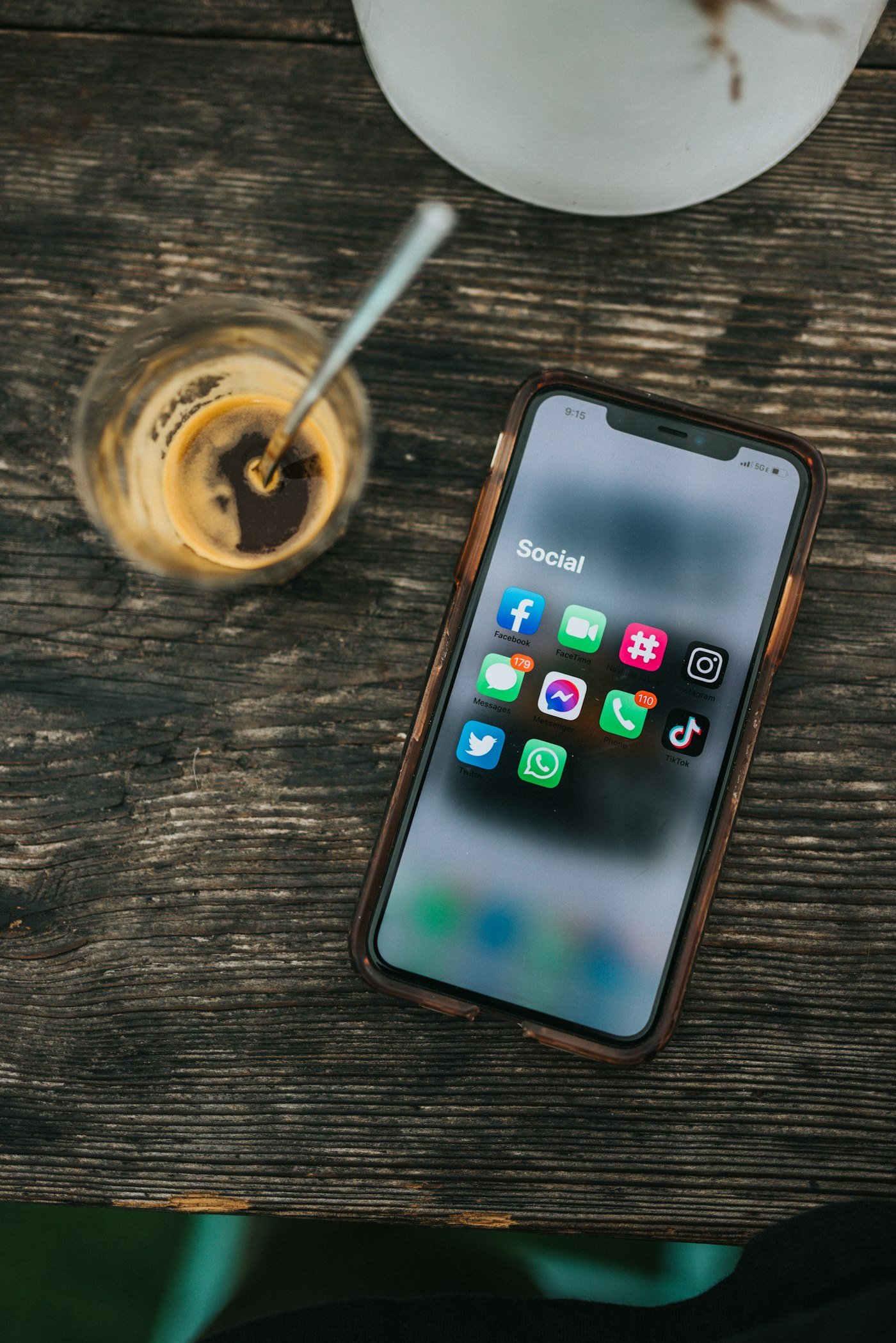 Smartphone posé sur une table, ouvert sur un dossier d'applications sociales