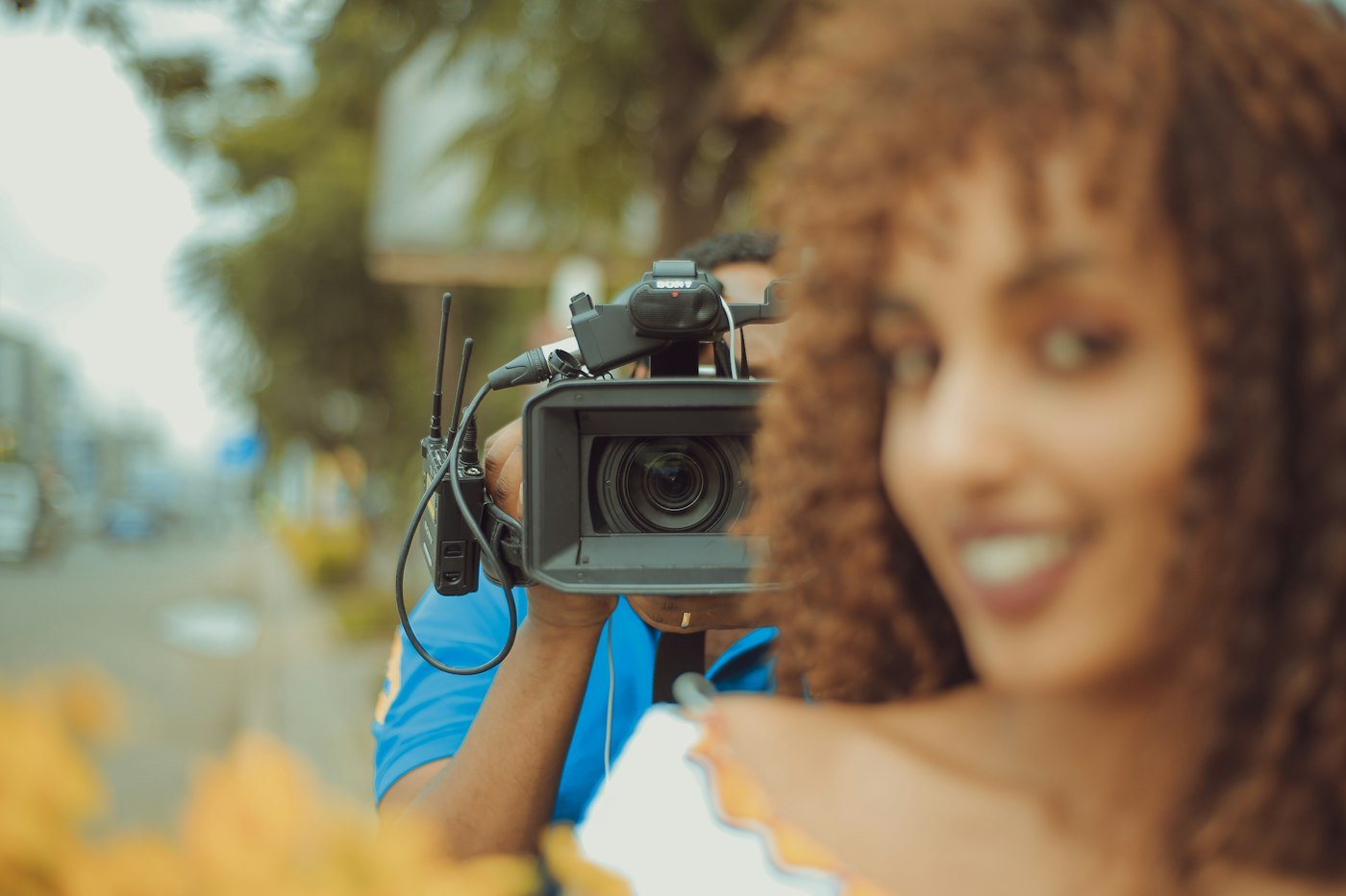 Tournage vidéo en extérieur avec une caméra professionnelle