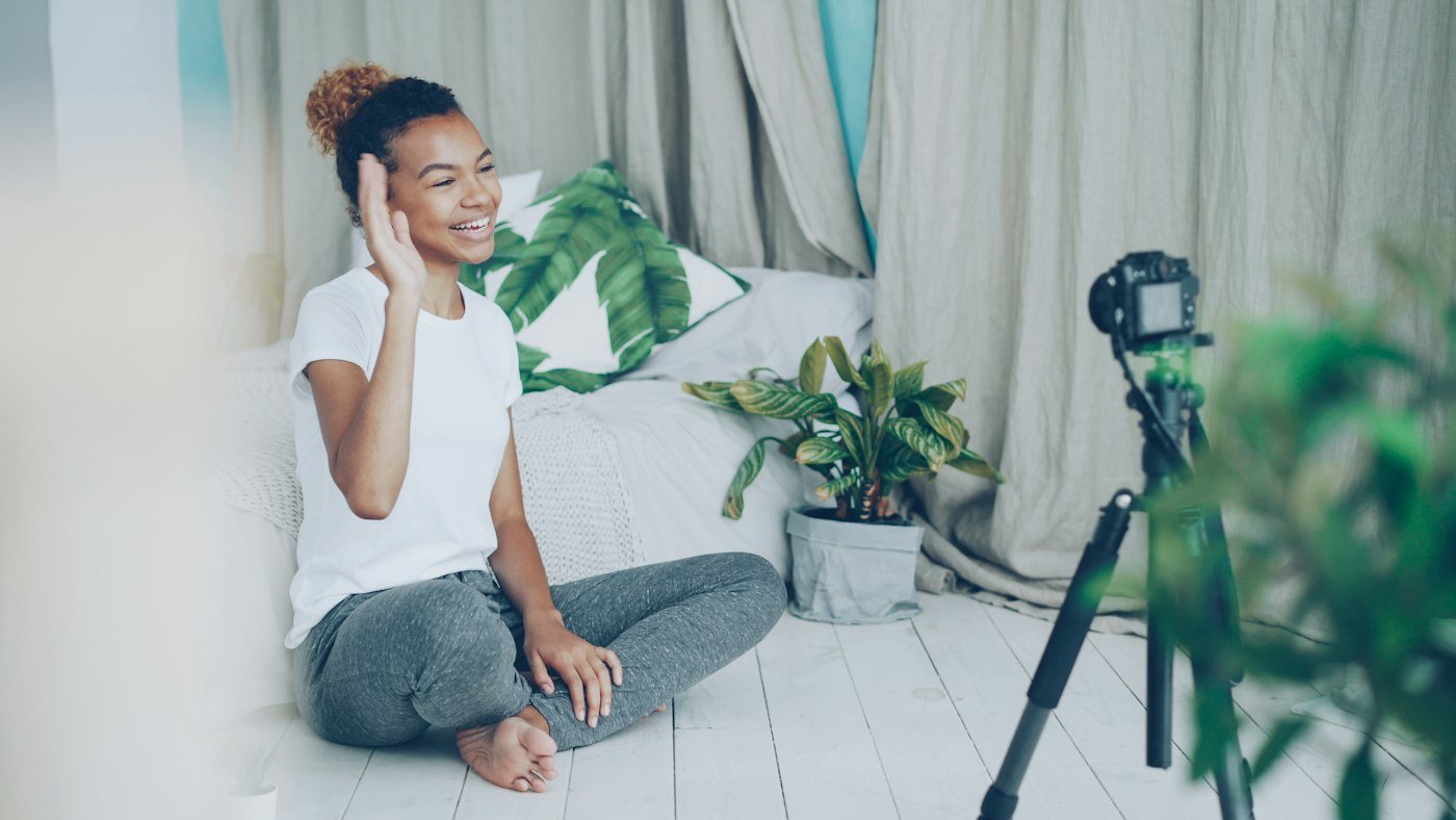 Créatrice de contenu filmant une vidéo face à la caméra
