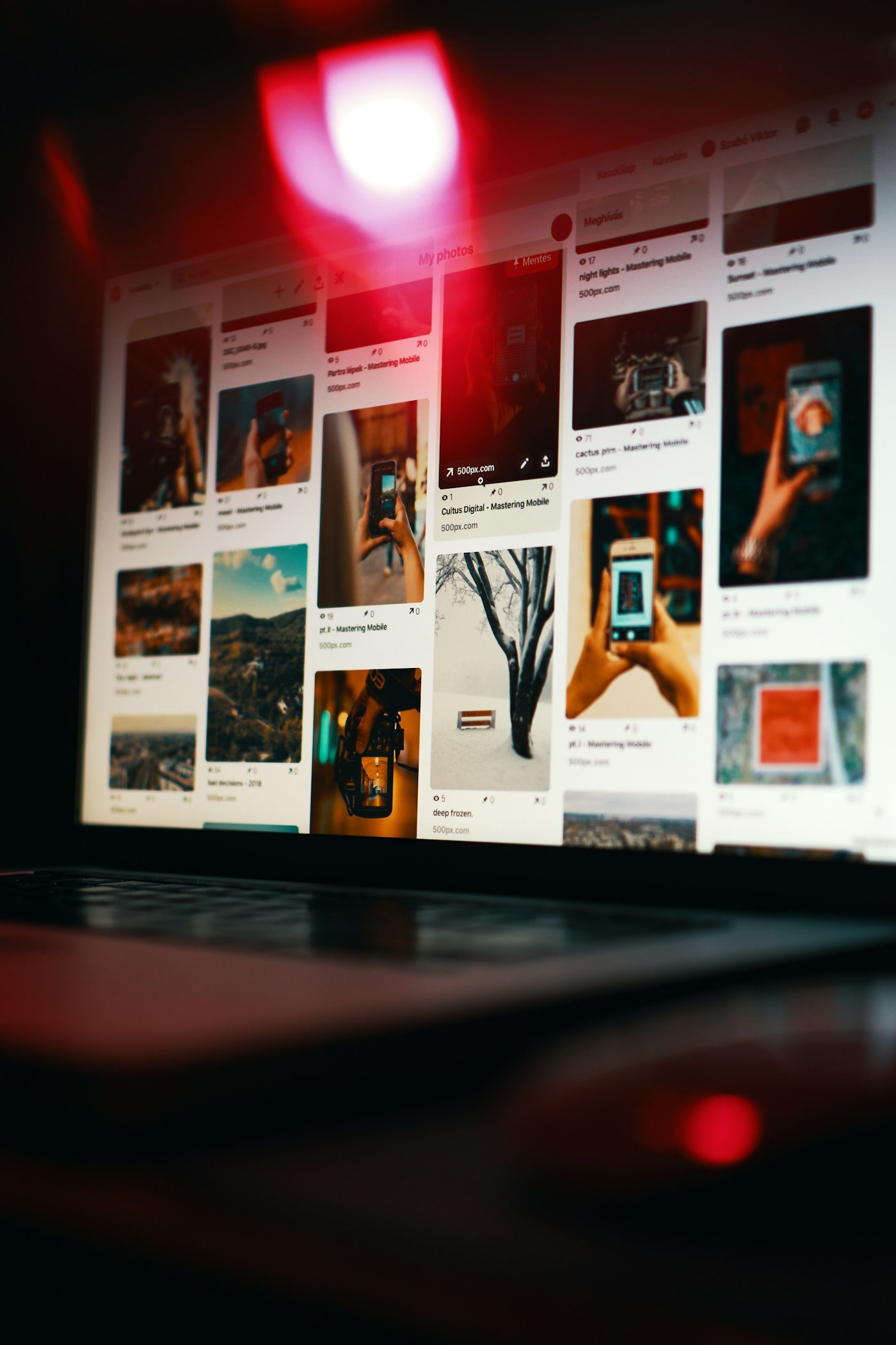 Écran d'ordinateur affichant une galerie de publications