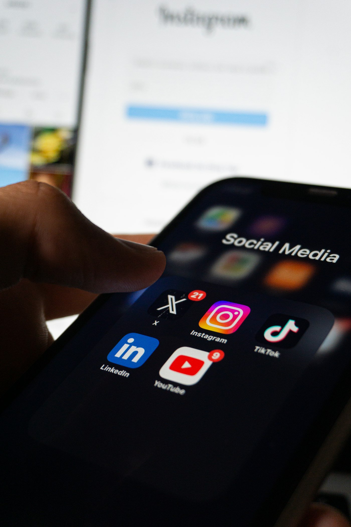 Téléphone affichant les applications Instagram, TikTok et YouTube