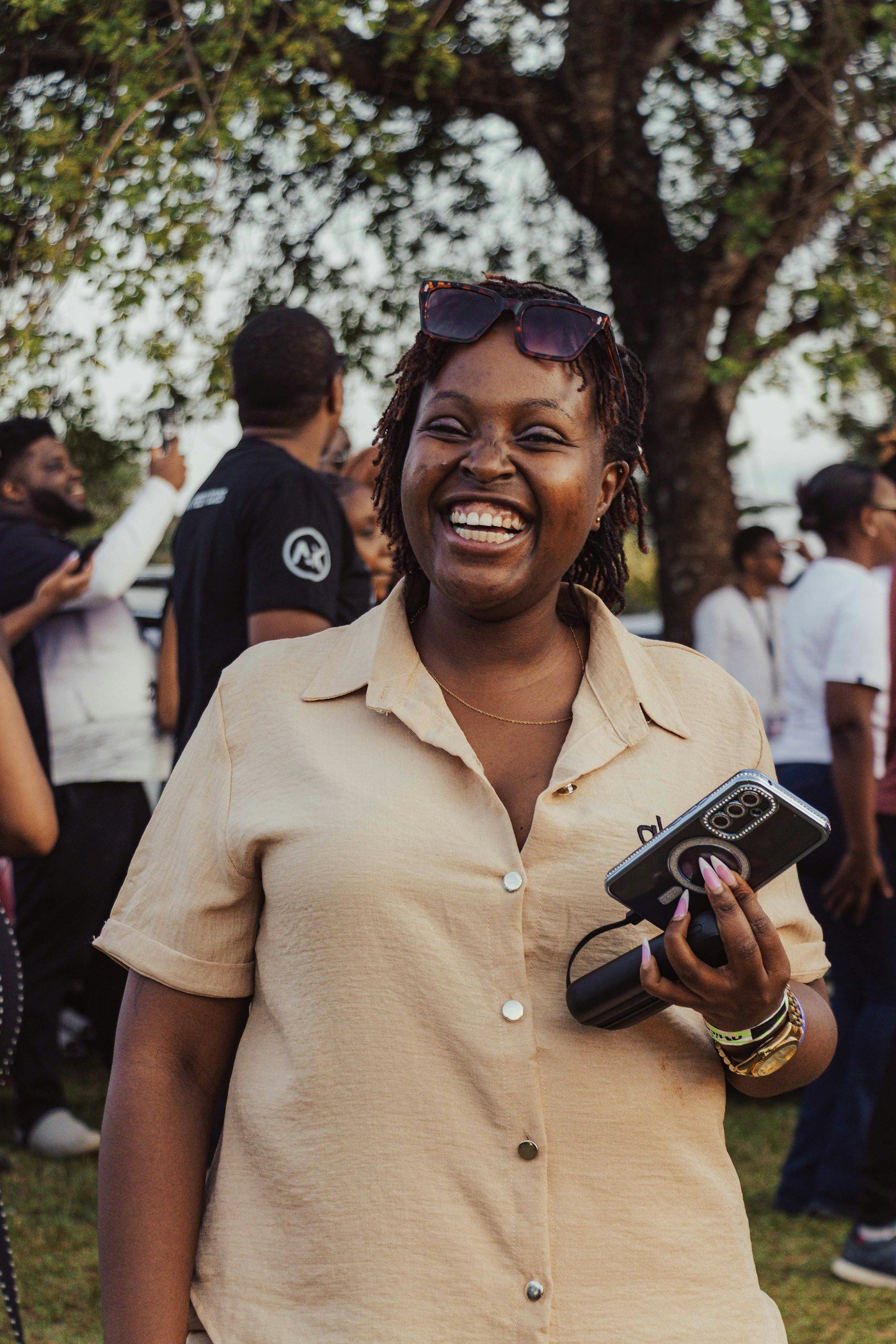 Femme souriante tenant son téléphone